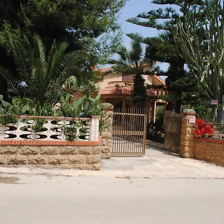 Aralia - San Lorenzo, Marzamemi Noto * Reitani